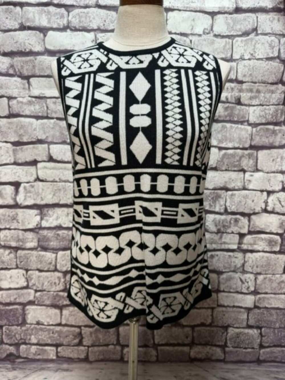 Anne Klein Black & White Sleeveless Sweater Size M